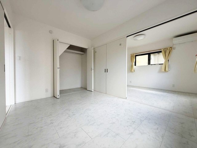 折尾2丁目貸家の洋室|一階洋室は繋げることもできます　画像の収納は階段下の収納です。