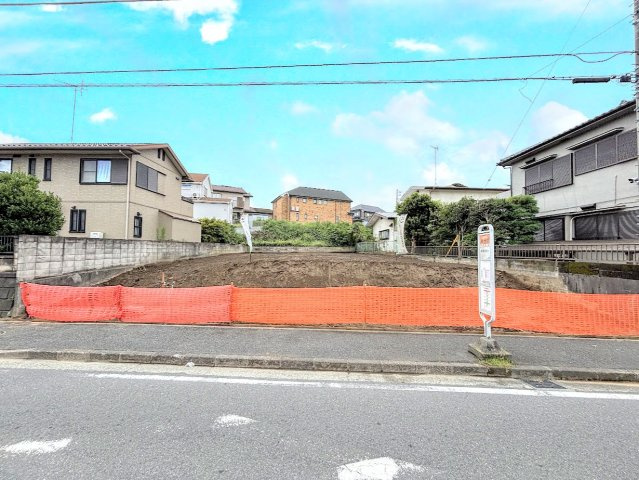 栄区長沼町　売地の外観|◆一戸建てを中心とした街並みが整然と続き、周辺は高い建物が建っていないので、緑の多い閑静な趣を感じる環境です。街並みや周辺環境も重要なポイントです！！
