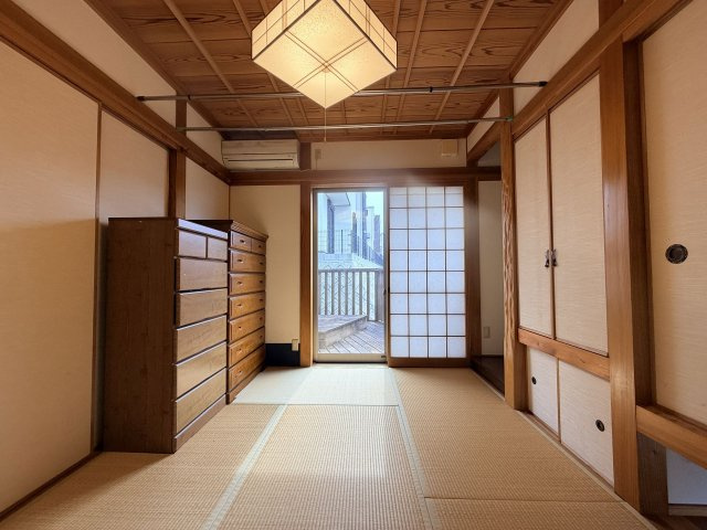舞松原６丁目戸建の和室|ウッドデッキに出れます