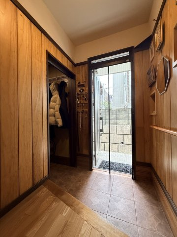 舞松原６丁目戸建の玄関|網戸あります。
