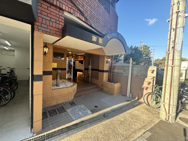 シルバーハイツ御影のエントランス