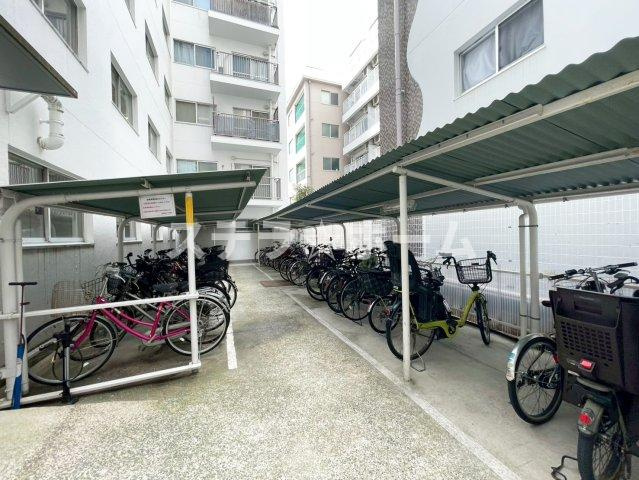 チサンマンション第5江坂の駐輪場|屋根付きの駐輪場です