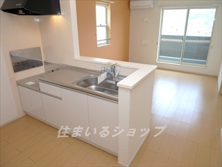 広島市安佐北区三入６丁目のアパートの居間・リビング|明るい角部屋・エアコン付き