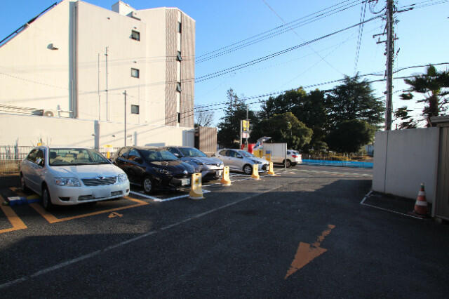 府中市若松町１丁目の賃貸マンションの駐車場