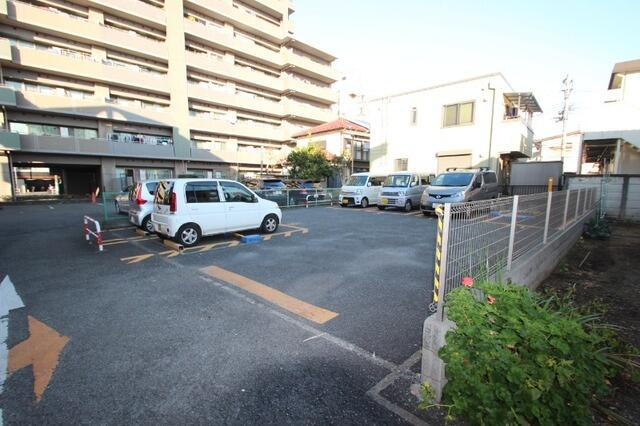 府中市若松町１丁目の賃貸マンションの駐車場