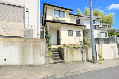 【外観】 | ◆港北区日吉本町5丁目　中古戸建◆ | ◆一戸建てを中心とした街並みが整然と続き、周辺は高い建物が建っていないので、緑の多い閑静な趣を感じる環境です。街並みや周辺環境も重要なポイントです！！