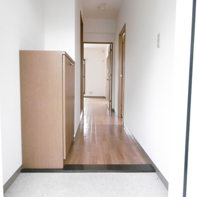 スリージェ壱番館の玄関