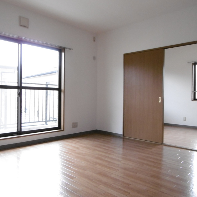 スリージェ壱番館の居間・リビング