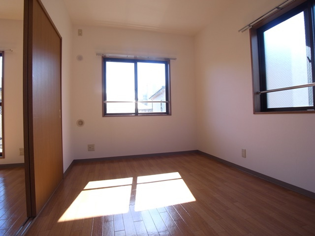 スリージェ壱番館の居間・リビング