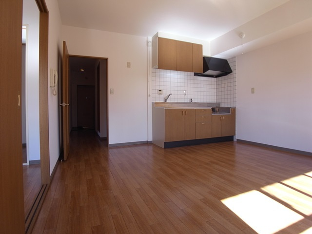 スリージェ壱番館の居間・リビング