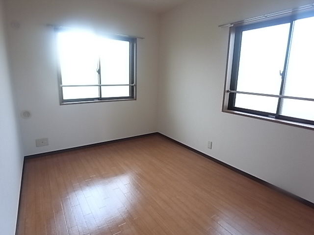 スリージェ壱番館の居間・リビング