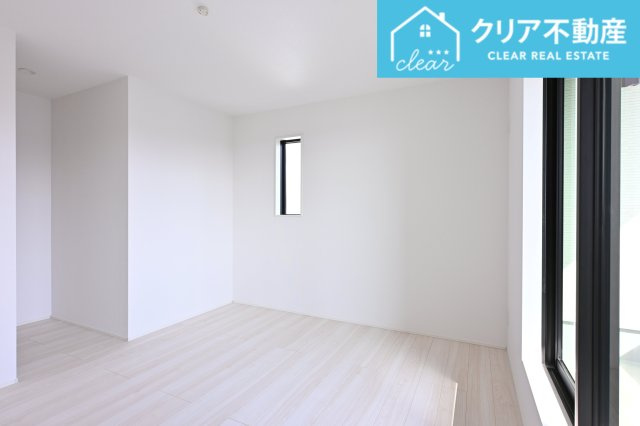 【洋室】 | 太田市新田上江田町　GRAFARE | 日当たりのよい寝室は大容量のウォークインクローゼット付き！