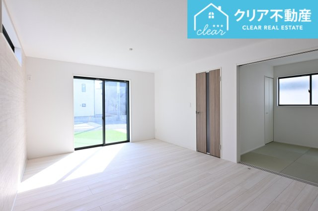 【居間・リビング】 | 太田市新田上江田町　GRAFARE | 日当たりがよく広いリビングは家族が自然と集まる居心地の良い空間です♪