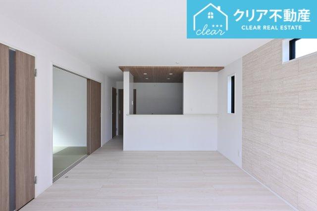 【居間・リビング】 | 太田市新田上江田町　GRAFARE | 大型ＴＶも余裕で置けちゃう！ワイドなリビングで家族団らんの時間も増えそうですね♪