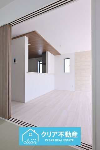 【和室】 | 太田市新田上江田町　GRAFARE | 続き間の和室は扉を開け放つとリビングの延長として広々使えます！