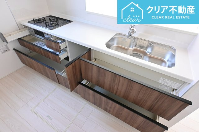 【キッチン】 | 太田市新田上江田町　GRAFARE | スライド収納付きシステムキッチン。パスタ鍋や圧力鍋の出し入れもスムーズ！