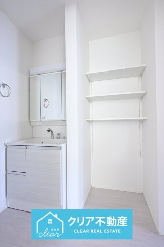 【独立洗面台】 | 太田市新田上江田町　GRAFARE | 3面ミラーの後ろは収納スペースを完備。生活感のあるものは隠して、スッキリシンプルな洗面台に！