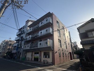 オートロックで外部の人間が簡単に出入りできないため安心です。
