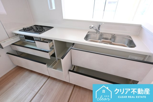【キッチン】 | 太田市新田上江田町　GRAFARE | 深い鍋や調理器具、家族みんなの食器もしっかりと入ります♪