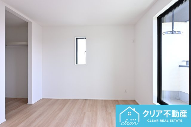 【洋室】 | 太田市新田上江田町　GRAFARE | バルコニー付きの居室は窓も大きく陽の光がよく入ります♪