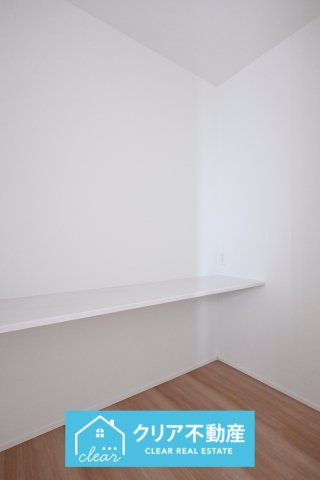 【収納】 | 太田市新田上江田町　GRAFARE | もう片方は洋服以外のものも収納しやすい棚付きです♪