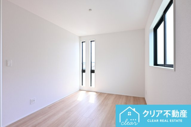 【洋室】 | 太田市新田上江田町　GRAFARE | 窓のデザインがお洒落な居室です♪