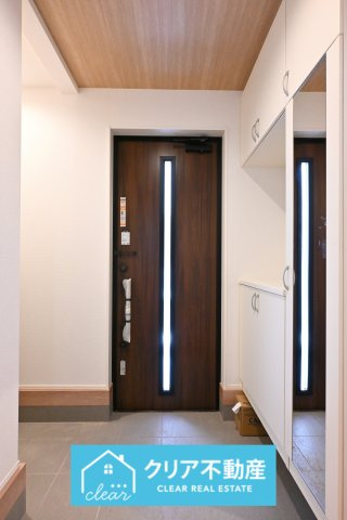 【玄関】 | 太田市新田上江田町　GRAFARE | シューズボックスとシューズクロークのついた収納たっぷりの玄関です♪