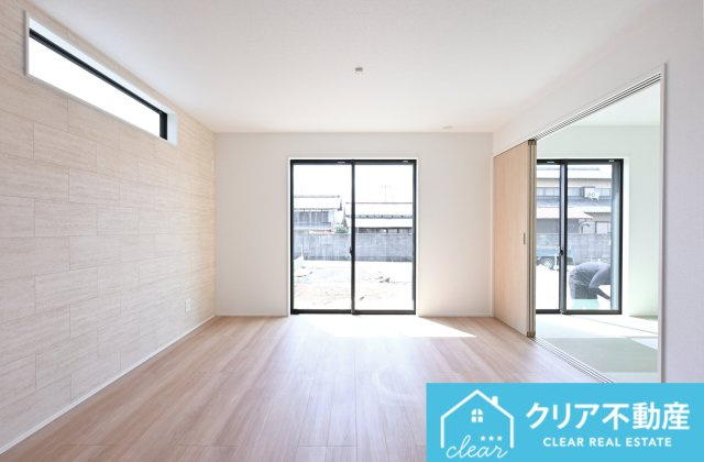 【居間・リビング】 | 太田市新田上江田町　GRAFARE | 南向きの大きな窓からあたたかな陽の光が入る居心地の良いLDKです◎