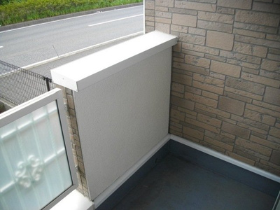 【バルコニー】 | グレイス・ヴィラＢ | 外からの目が気にならないバルコニーで洗濯物が干せます