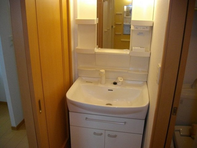 【洗面所】 | グレイス・ヴィラＢ | 明るい洗面所です