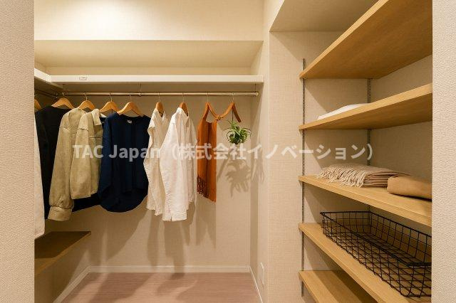 ライオンズマンション両国第3の収納|暮らしにぴったり合うサイズと配置で設計されたウオークインクローゼットは、住まいの使いやすさを徹底的に追求。毎日の片付けがスムーズになり、ストレスを大幅に軽減してくれます。