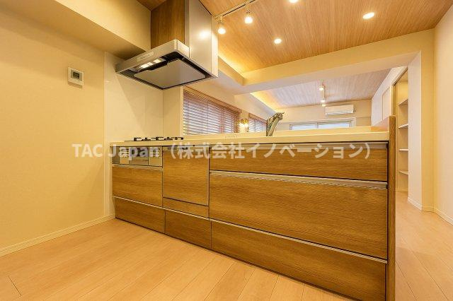 ライオンズマンション両国第3のキッチン|広々としたカウンターキッチンは、開放感にあふれリビングとつながる一体感が魅力です。家族との時間を大切にしながら、自然と笑顔と会話が広がる温かい空間を演出します。