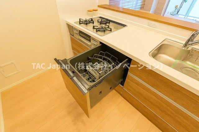 ライオンズマンション両国第3のキッチン|面倒な後片付けは食洗機におまかせ。空いた時間には、ソファでテレビを観ながらゆったりひと息。家事の負担を減らして、毎日に小さな余裕と心地よさをもたらします。