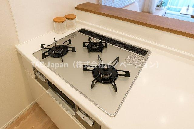 ライオンズマンション両国第3のキッチン|3口ガスコンロで、同時調理もスムーズに。忙しい毎日にうれしい機能です。ガラストップコンロはスタイリッシュなデザインで、掃除が簡単、汚れがつきにくいなどのメリットがあります。