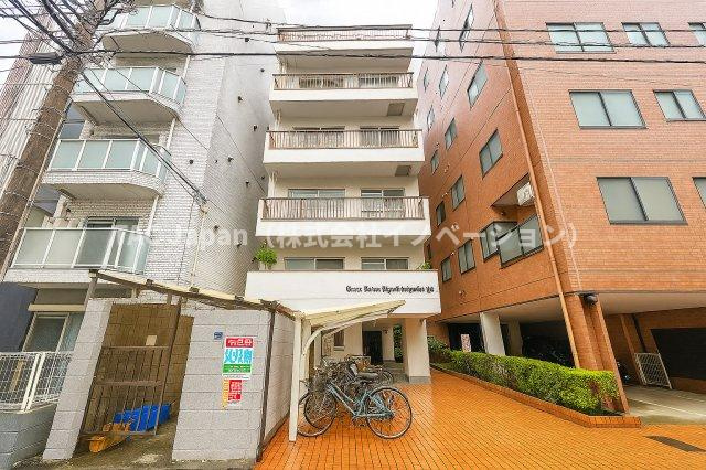 ライオンズマンション両国第3の外観|周囲の景観と調和する、落ち着きある洗練デザイン。日常の風景にさりげない美しさを添える、ちょうどよい存在感です。