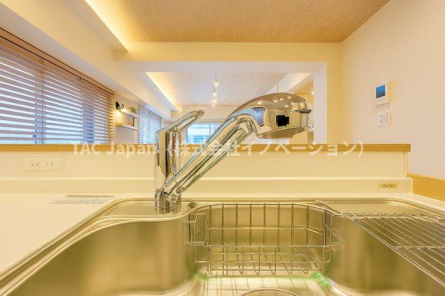 ライオンズマンション両国第3のキッチン|キッチンにうれしい浄水機能付き水栓。ハンドシャワーで使い勝手も抜群、毎日の家事がちょっと楽しくなります。