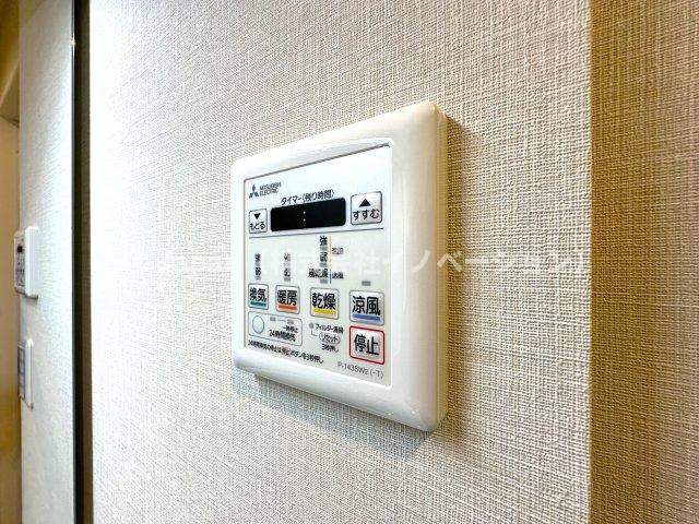 ライオンズマンション両国第3の冷暖房・空調設備|雨の日や花粉の季節も、浴室が頼れる乾燥スペースに早変わり。さらに暖房機能付きで、冬場のヒートショック対策にも配慮。清潔さと快適さを両立する、うれしい設備です。