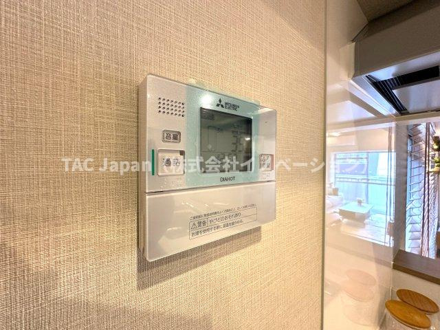 ライオンズマンション両国第3の防犯設備|ワンタッチ操作でお湯張りや追い焚きができるオートバスは、忙しい日々の中でも快適なバスタイムをサポート。湯温の調整や保温も自動で行えるため、いつでもちょうどいい温かさのお風呂が待っています。