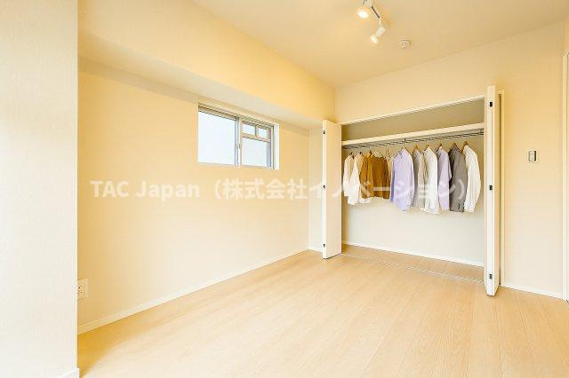 ライオンズマンション両国第3の洋室|陽射しがやわらかく差し込む洋室は、日々の疲れを癒す静けさに包まれたプライベート空間。お気に入りの家具をどこに置こうか、思い描くだけで自然と笑顔がこぼれます。─そんな温もりと可能性に満ちた一部屋です。