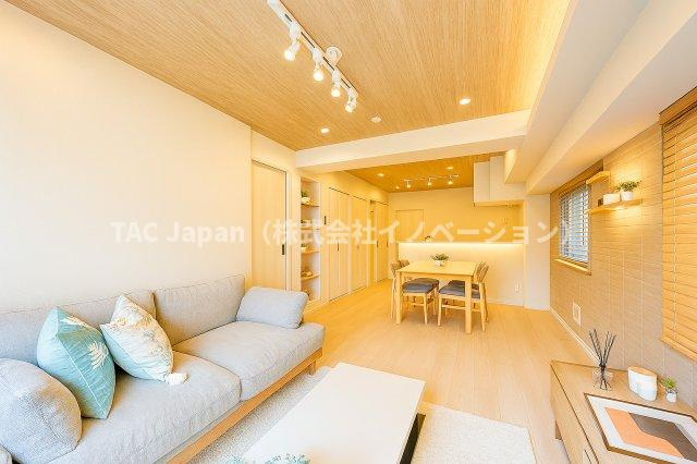ライオンズマンション両国第3の居間・リビング|窓から差し込む柔らかな陽光が空間を優しく満たし、リビングダイニングに自然な広がりを生み出します。ここで過ごす時間が、何気ない日常を“ちょっと特別”に変えてくれる──そんな温もりあふれる住まいの中心です