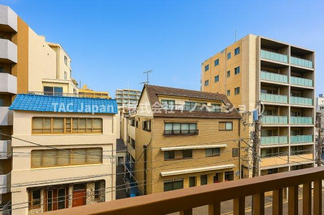 ライオンズマンション両国第3の展望|窓越しに広がる風景が、暮らしのリズムに優しく寄り添います。空の移ろい、そよぐ風、遠くの街灯りが日常に静かな豊かさと安らぎをもたらしてくれます。