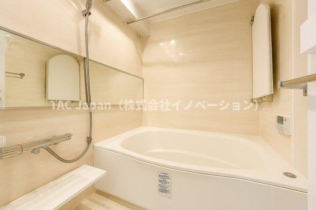 ライオンズマンション両国第3の浴室|家族みんなの疲れをやさしく包み込む、広々とした癒しのバスルーム。ゆったりとくつろげる空間で、日々のストレスもすっと解きほぐされる、心身ともにリラックスできるひとときをお届けします。