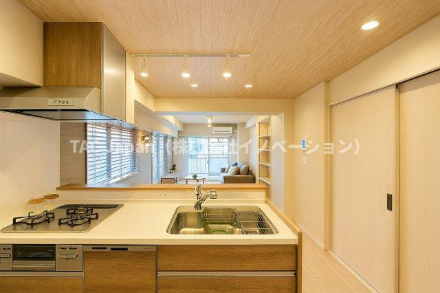 ライオンズマンション両国第3の居間・リビング|調理中も家族の様子が見渡せる対面キッチン。自然と会話が生まれ、毎日の食事が楽しくなります。