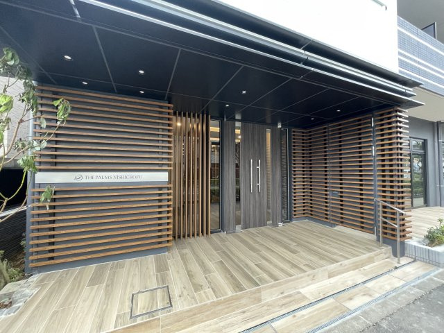 調布市上石原２丁目の賃貸マンションのエントランス