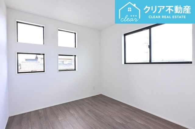 【洋室】 | 太田市新田上江田町　GRAFARE | 2面採光の洋室は日当たりがよくあったか♪
