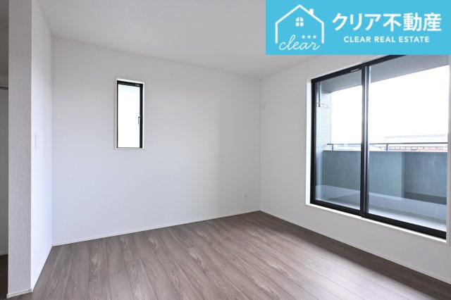 【洋室】 | 太田市新田上江田町　GRAFARE | 日当たりのよい寝室は大容量のウォークインクローゼット付き！
