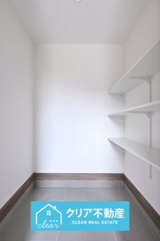 【収納】 | 太田市新田上江田町　GRAFARE | 稼働棚付きのシューズクロークは土間空間なのでベビーカーなども置けます！