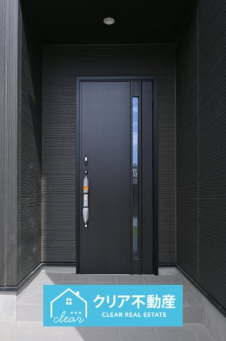 【玄関】 | 太田市新田上江田町　GRAFARE | 玄関はディンプルキー＆ダブルロックドア採用で防犯対策もバッチリです！