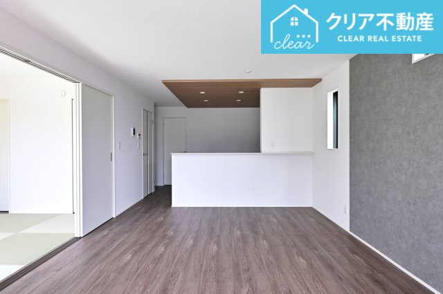 【居間・リビング】 | 太田市新田上江田町　GRAFARE | 大型ＴＶも余裕で置けちゃう！ワイドなリビングで家族団らんの時間も増えそうですね♪