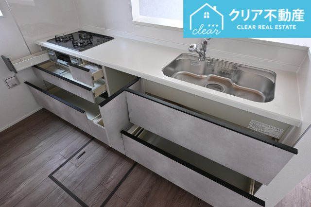 【キッチン】 | 太田市新田上江田町　GRAFARE | スライド収納付きシステムキッチン。パスタ鍋や圧力鍋の出し入れもスムーズ！
